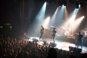 Eagles of Death Metal fuggiti dal Bataclan all'inizio dell'attacco Eagles of Death Metal fuggiti dal Bataclan all'inizio dell'attacco